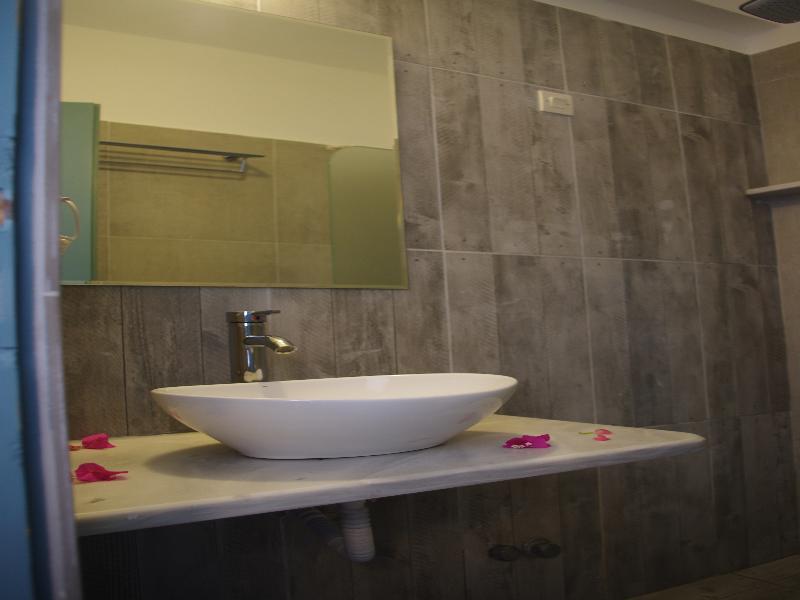 Iris Boutique Hotel Kamari  Ngoại thất bức ảnh