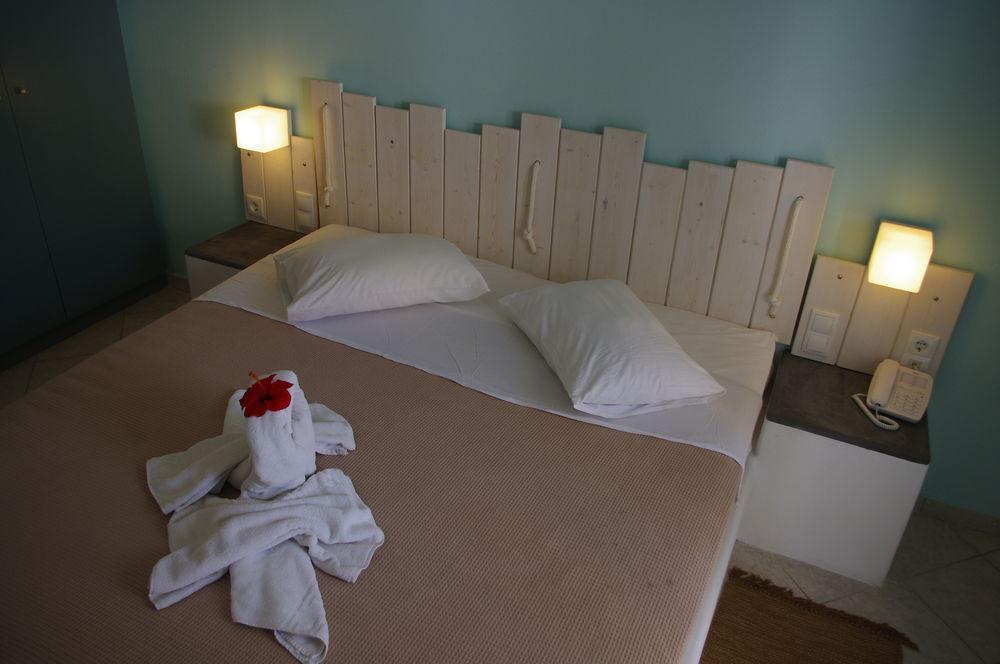 Iris Boutique Hotel Kamari  Ngoại thất bức ảnh