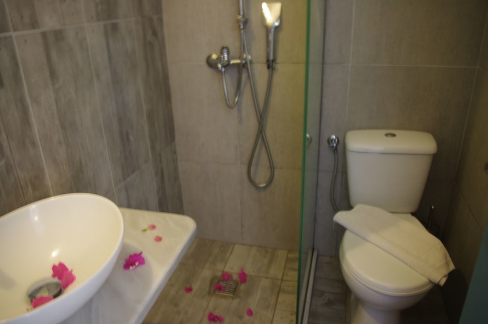 Iris Boutique Hotel Kamari  Ngoại thất bức ảnh