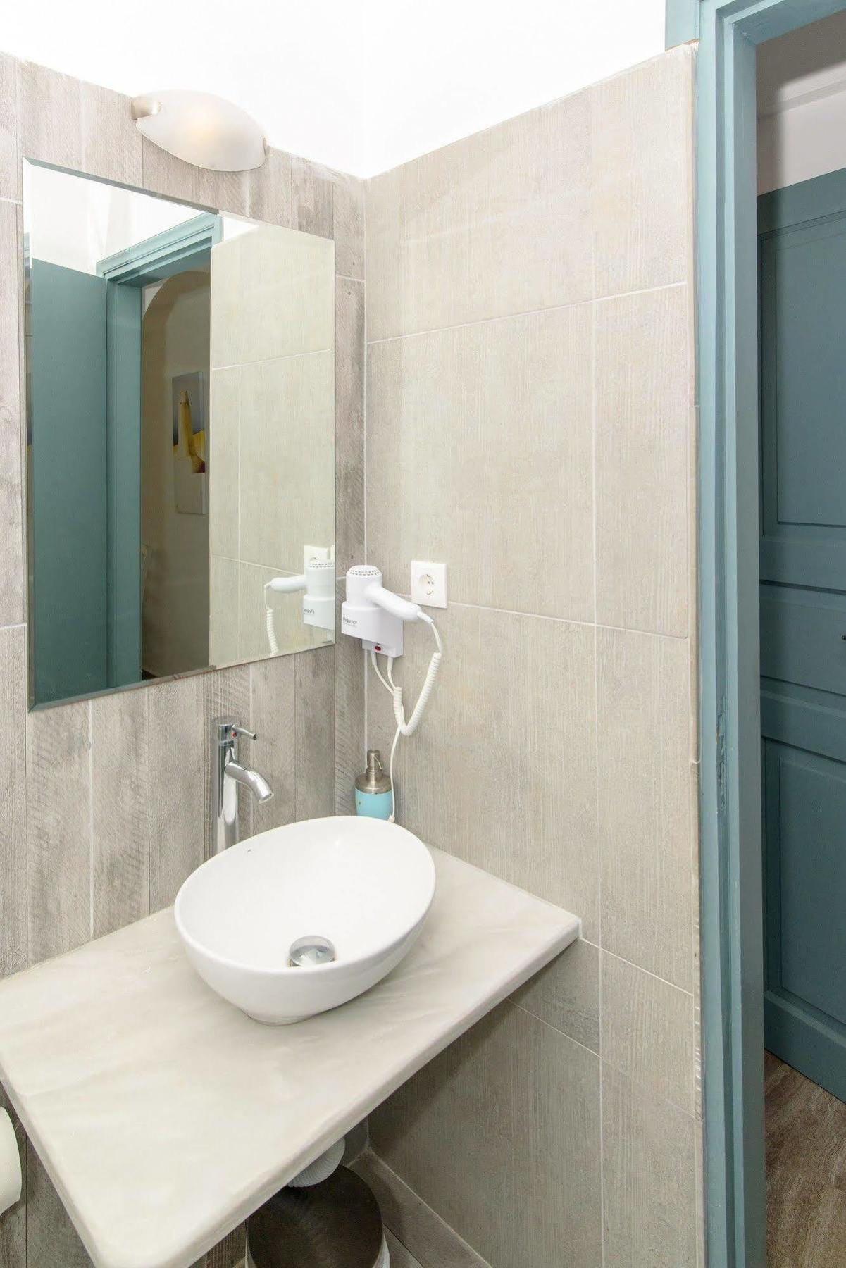 Iris Boutique Hotel Kamari  Ngoại thất bức ảnh