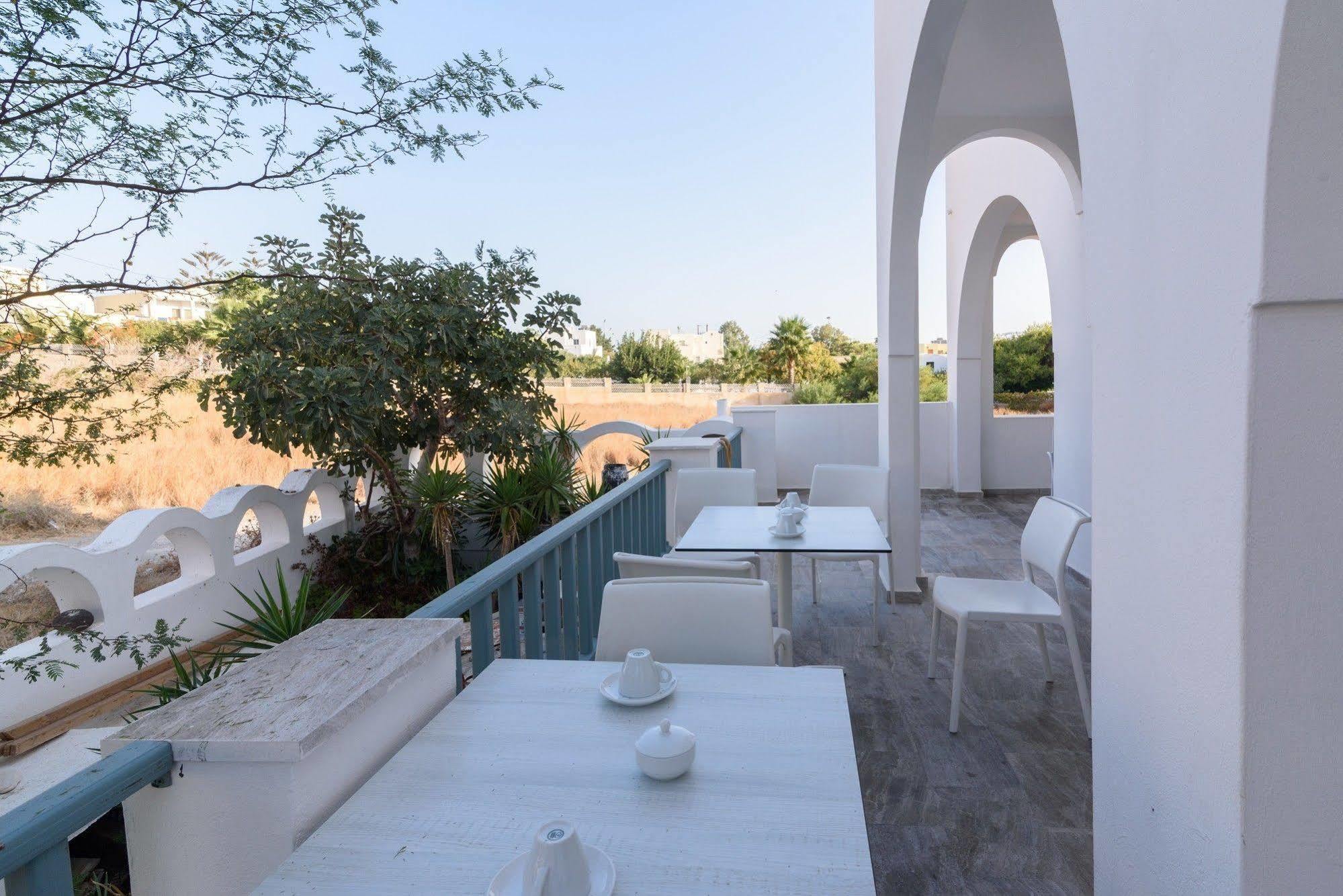 Iris Boutique Hotel Kamari  Ngoại thất bức ảnh